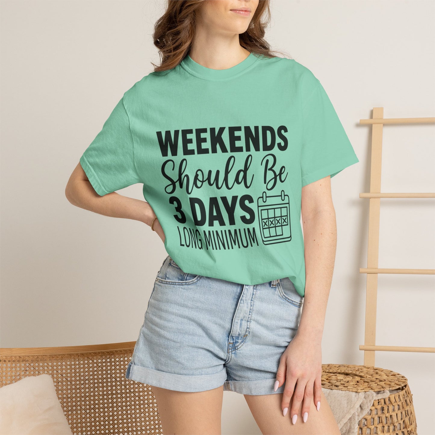 Funny "Weekends Should be 3 Days Long" T-Shirt